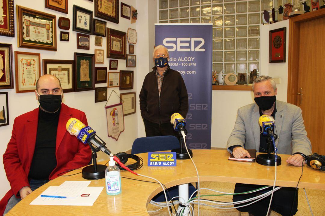 Alejandro Cerro, Paco Aznar y Rafa Pérez, en el estudio de Radio Alcoy