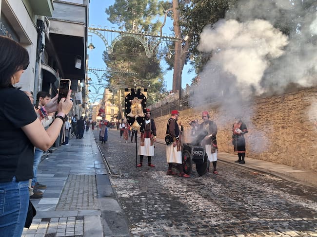 Representantes de las Fiestas de Moros y Cristianos de Cocentaina y de Banyeres durante el acto celebrado en la tarde de este sábado.