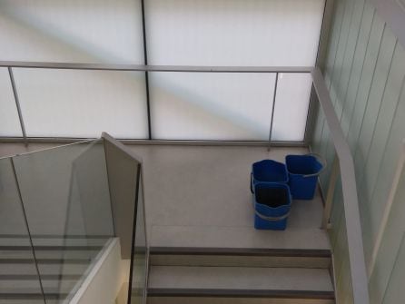 Los cubos en el rellano de las escaleras que dan acceso a la sala de estudios del centro