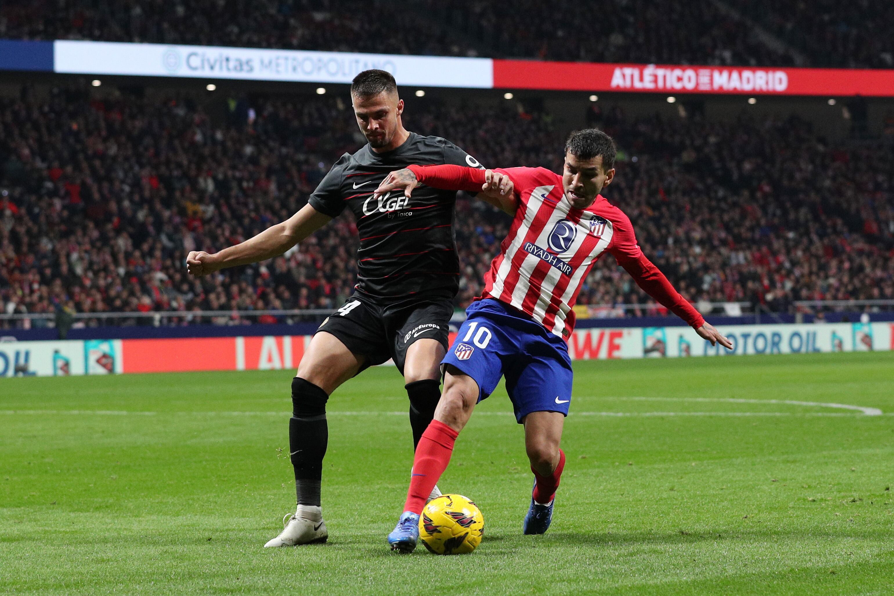 Disputa de balón entre Correa y Valjent