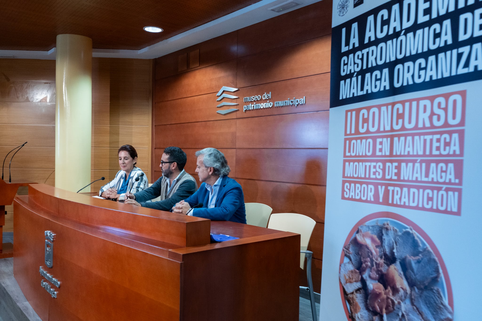 El concejal delegado de Turismo y Promoción de la Ciudad, Jacobo Florido, j la vicepresidenta tercera de la Diputación de Málaga, Antonia Ledesma; el presidente de la Academia Gastronómica de Málaga, Manolo Tornay; el responsable de Trade MK regional de Mahou-San Miguel, Miguel de Hoyos, y la directora financiera de Prolongo-Faccsa, María Dolores Soler, han presentado el ‘II Concurso de Lomo en Manteca Montes de Málaga. Sabor y Tradición’