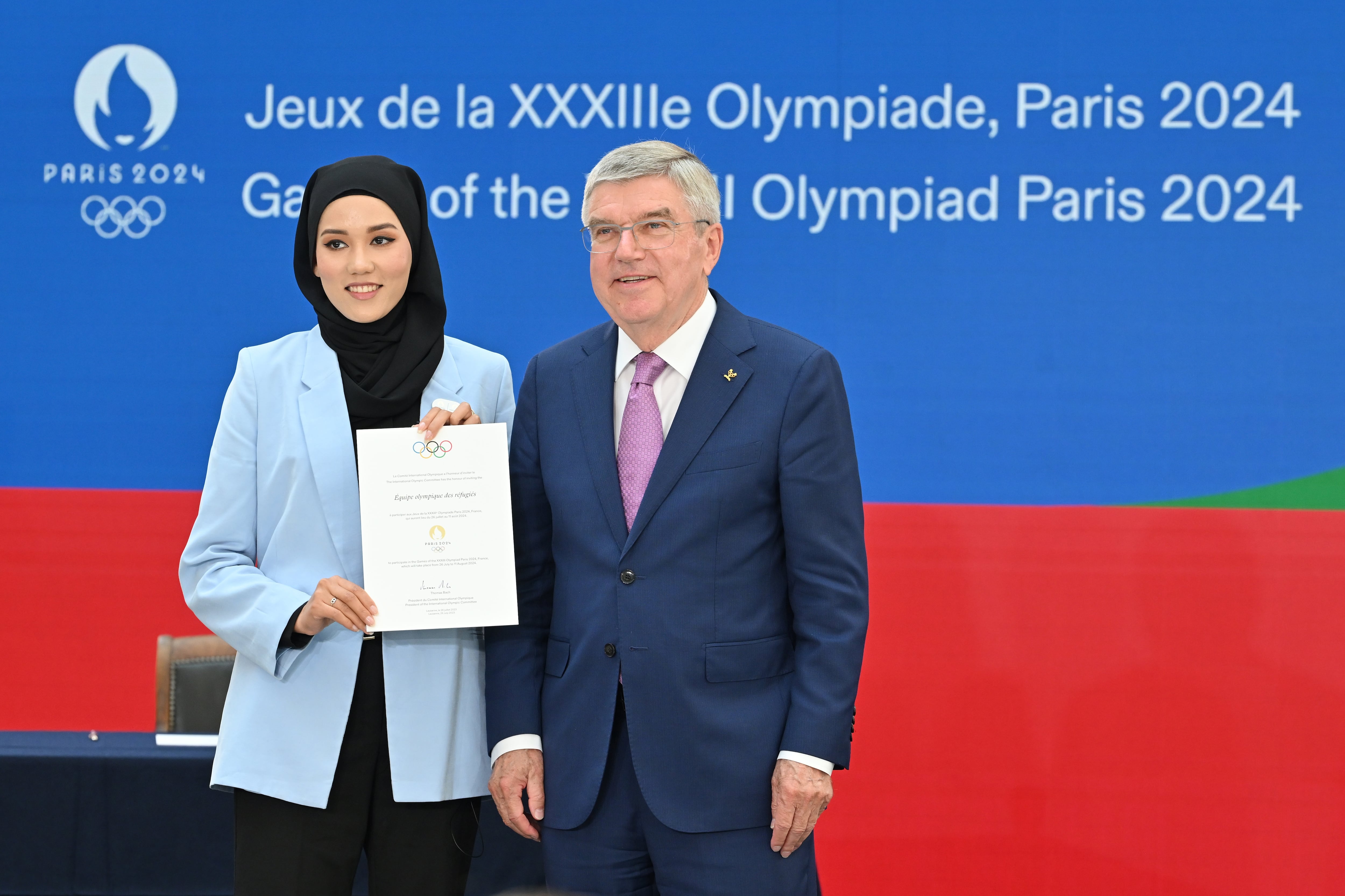 La representante del equipo olímpico de refugiados, Masomah Ali Zada, junto al presidente del COI, Thomas Bach