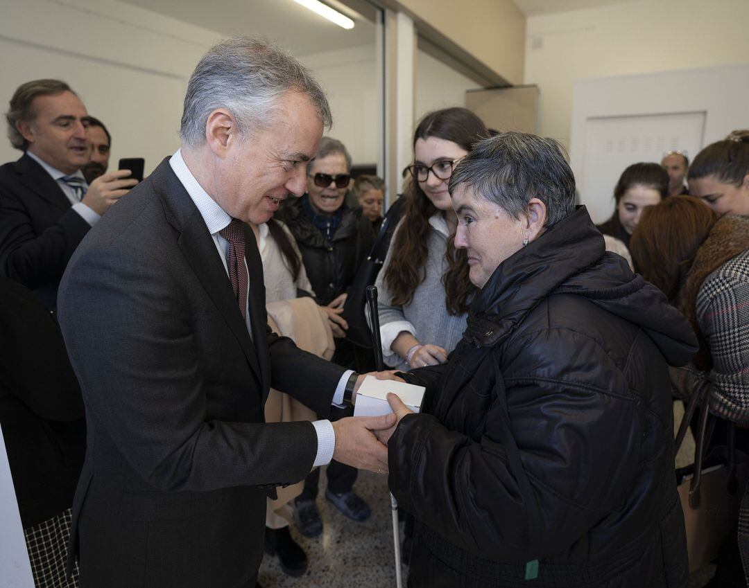 El lehendakari, Iñigo Urkullu, en la visita a la Fundación San Rafael. 