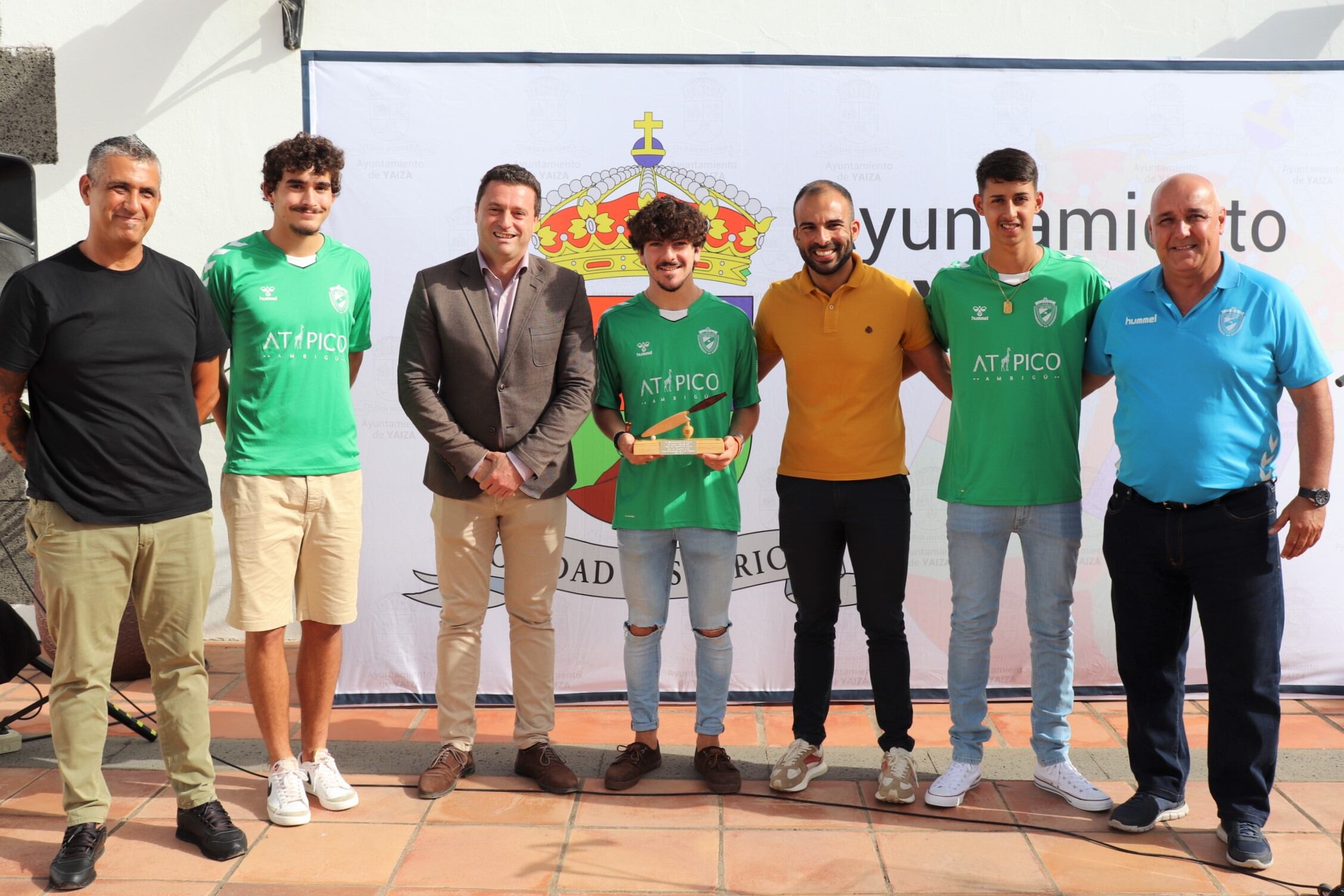 El alcalde y concejal de Juventud con capitanes, entrenador y presidente del Club.