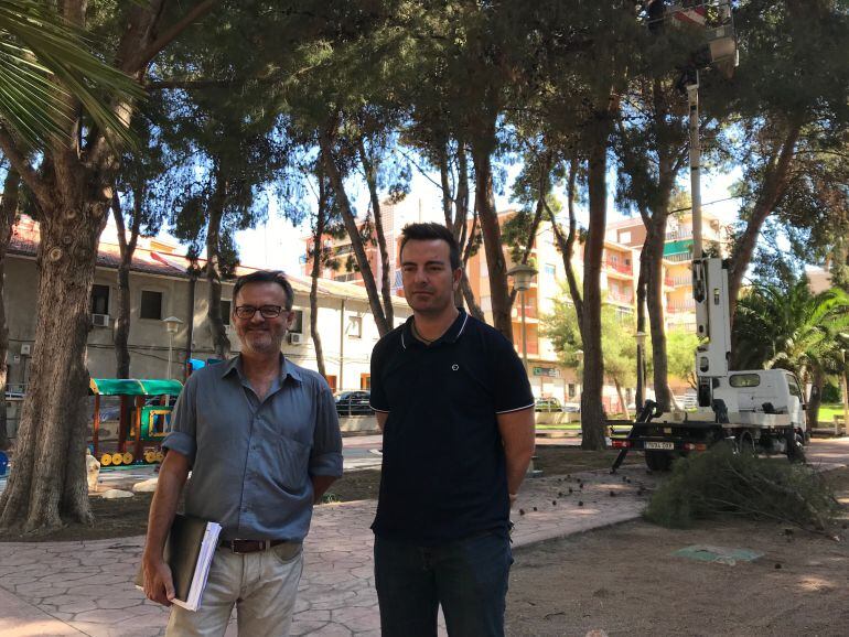 Raimundo Martínez, técnico de Jardines de Elda, y Fernando Gómez, concejal de Mantenimiento.