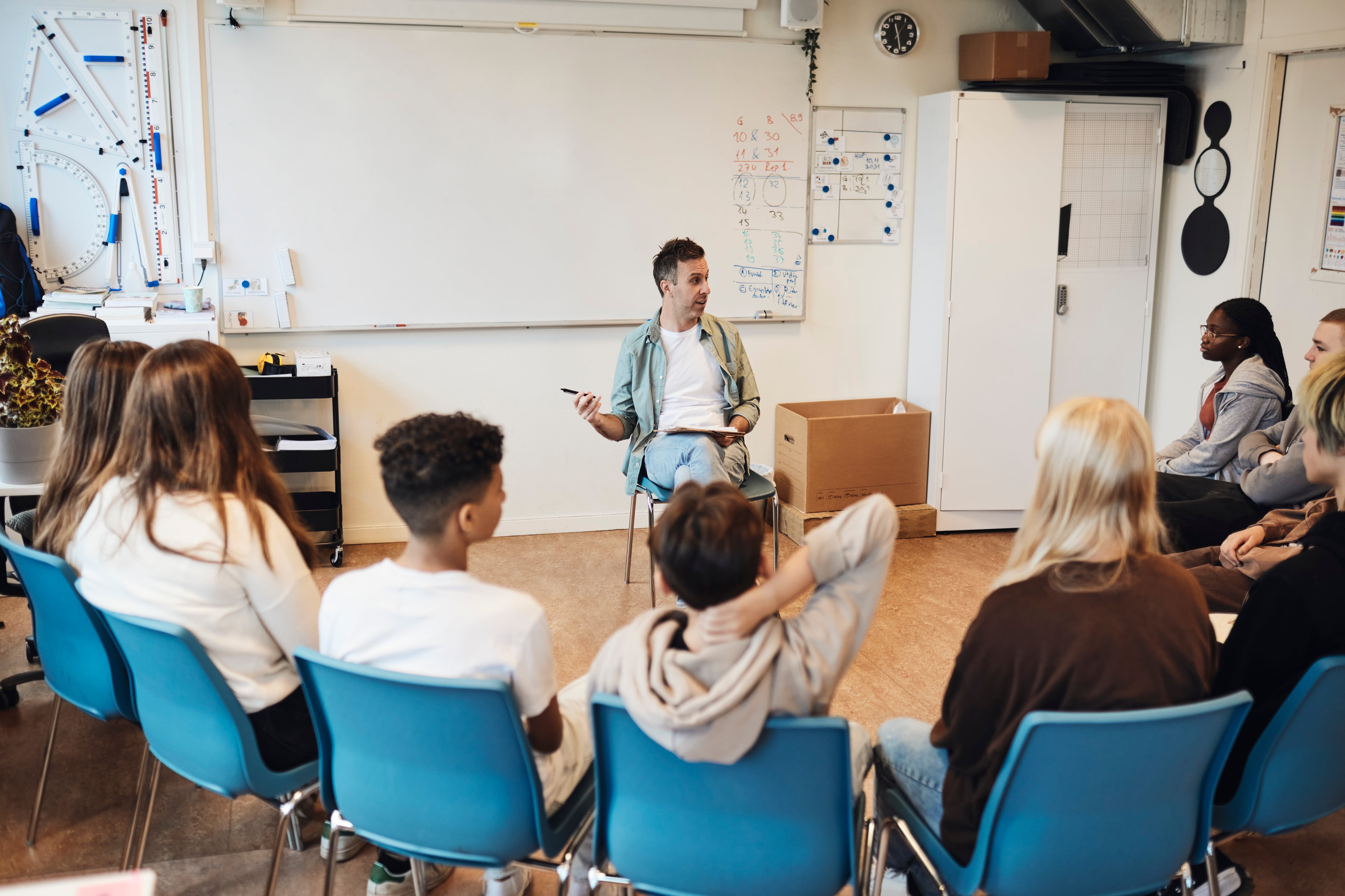 Un psicólogo imparte una charla a los alumnos de un centro educativo