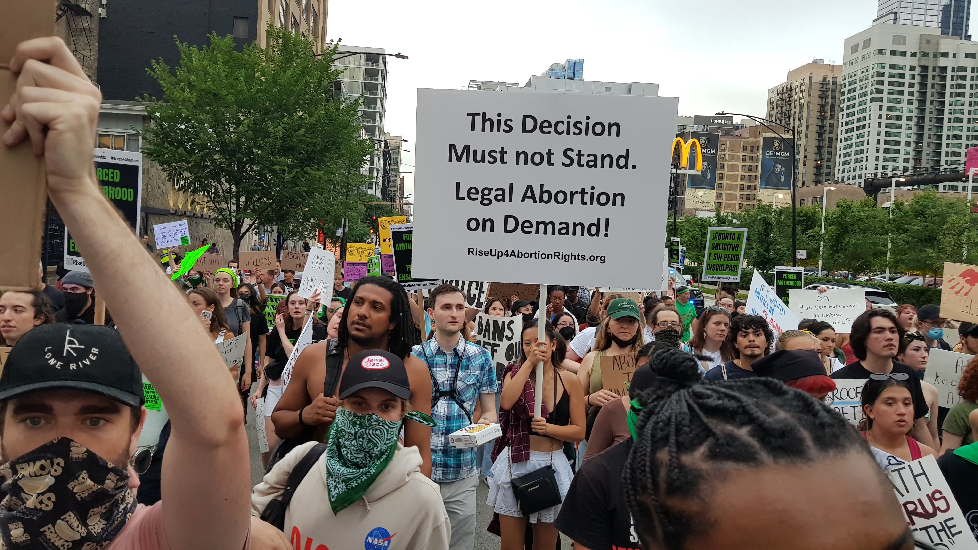 USA8791. CHICAGO (IL, EEUU), 25/06/2022.- Cientos de personas a favor del aborto legal se manifiestan en contra del fallo del Corte Suprema estadounidense, en Chicago, Illinois (EE.UU.). Estados Unidos vivió este sábado otra jornada de multitudinarias manifestaciones a lo largo y ancho de su territorio contra la decisión de ayer del Tribunal Supremo, que revocó la protección legal al aborto y ha dejado al país en estado de shock. EFE/Jorge Fuentelsaz
