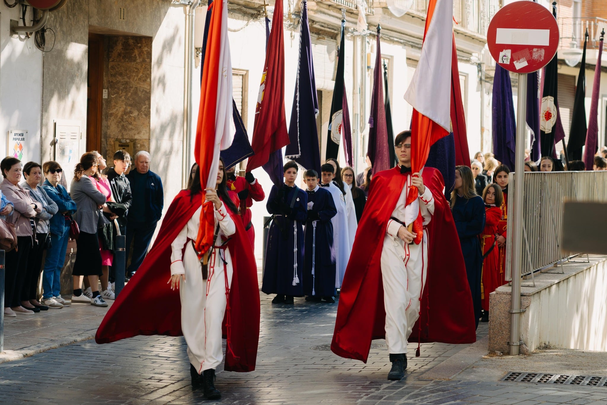 Pendones de las distintas cofradías y hermandades de Xàtiva (Imagen: Xàtiva Turisme)