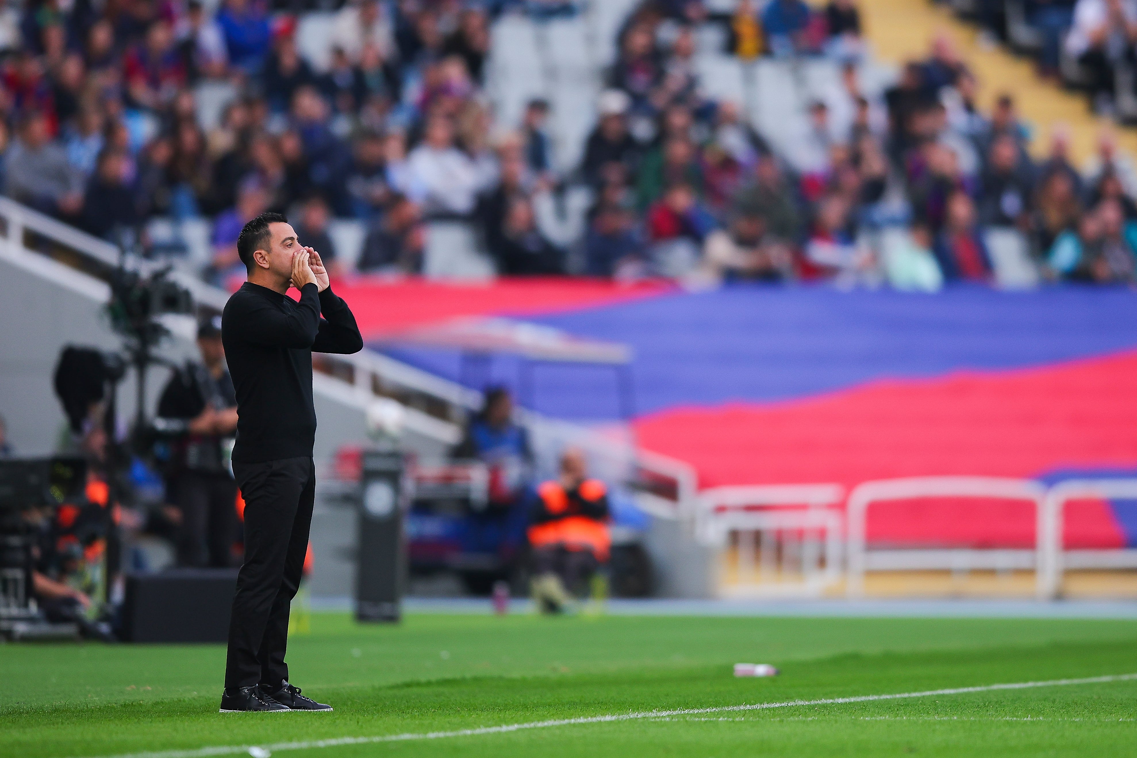 Xavi Hernández da órdenes a sus futbolistas durante el FC Barcelona - Deportivo Alavés. (Photo by Eric Alonso/Getty Images)