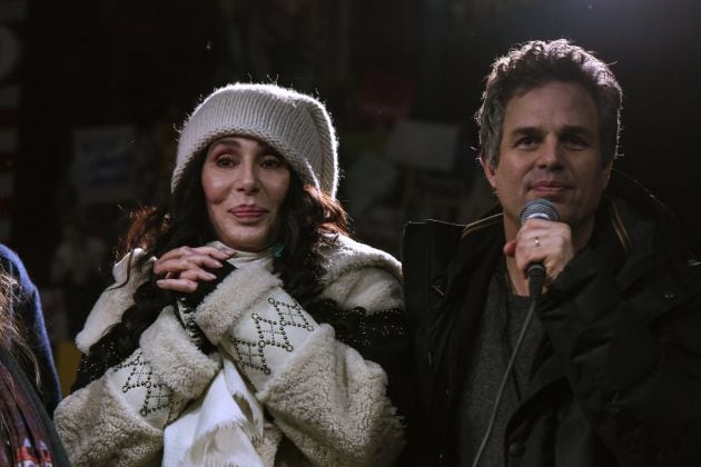 Cher y el actor Mark Ruffalo durante la protesta