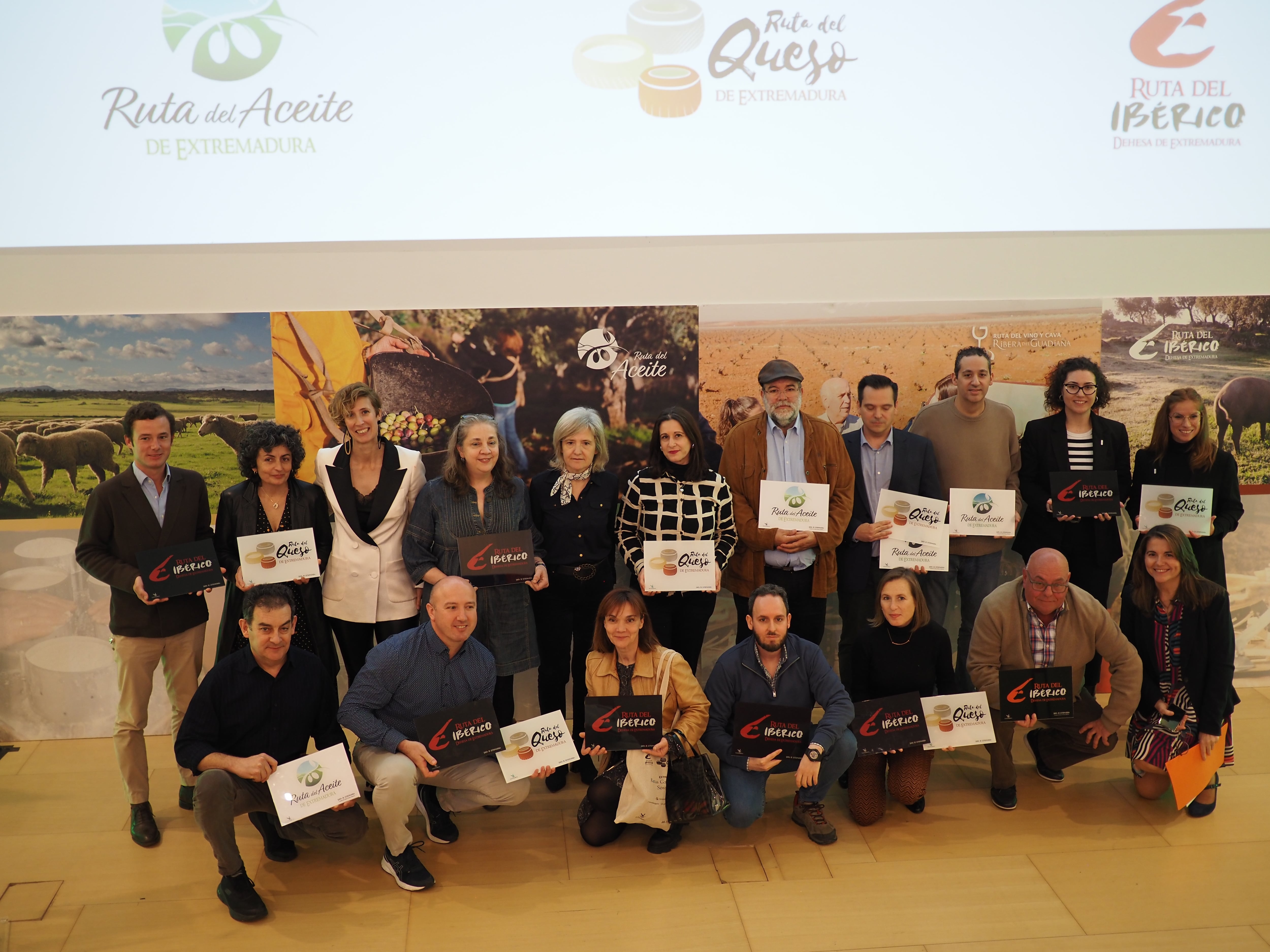 Nuevos miembros de los clubes de producto de las Rutas Gastronómicas Sostenible con las guías enogastonómicas. Foto: junta de Extremadura