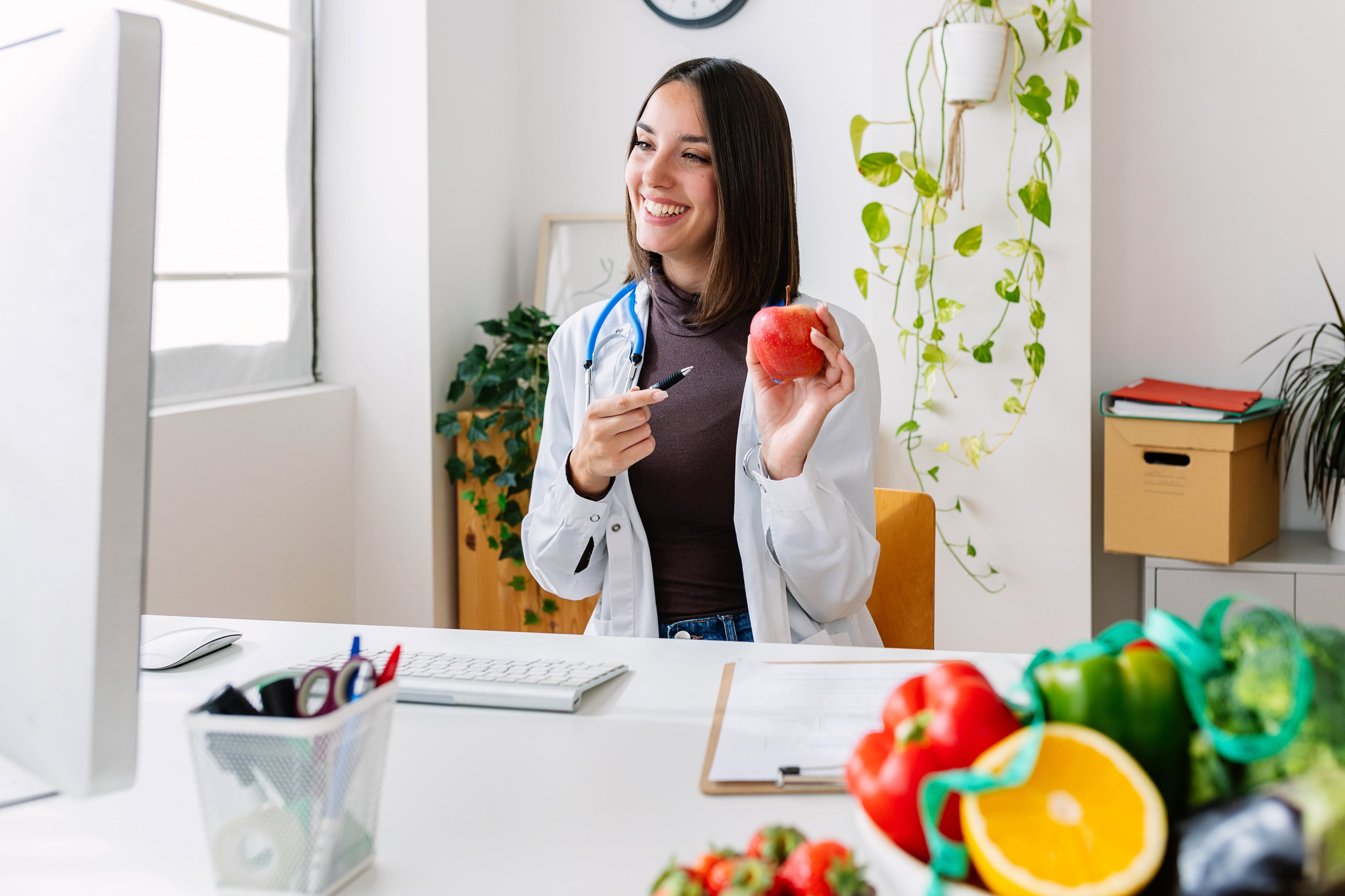 Una nutricionista coge una manzana