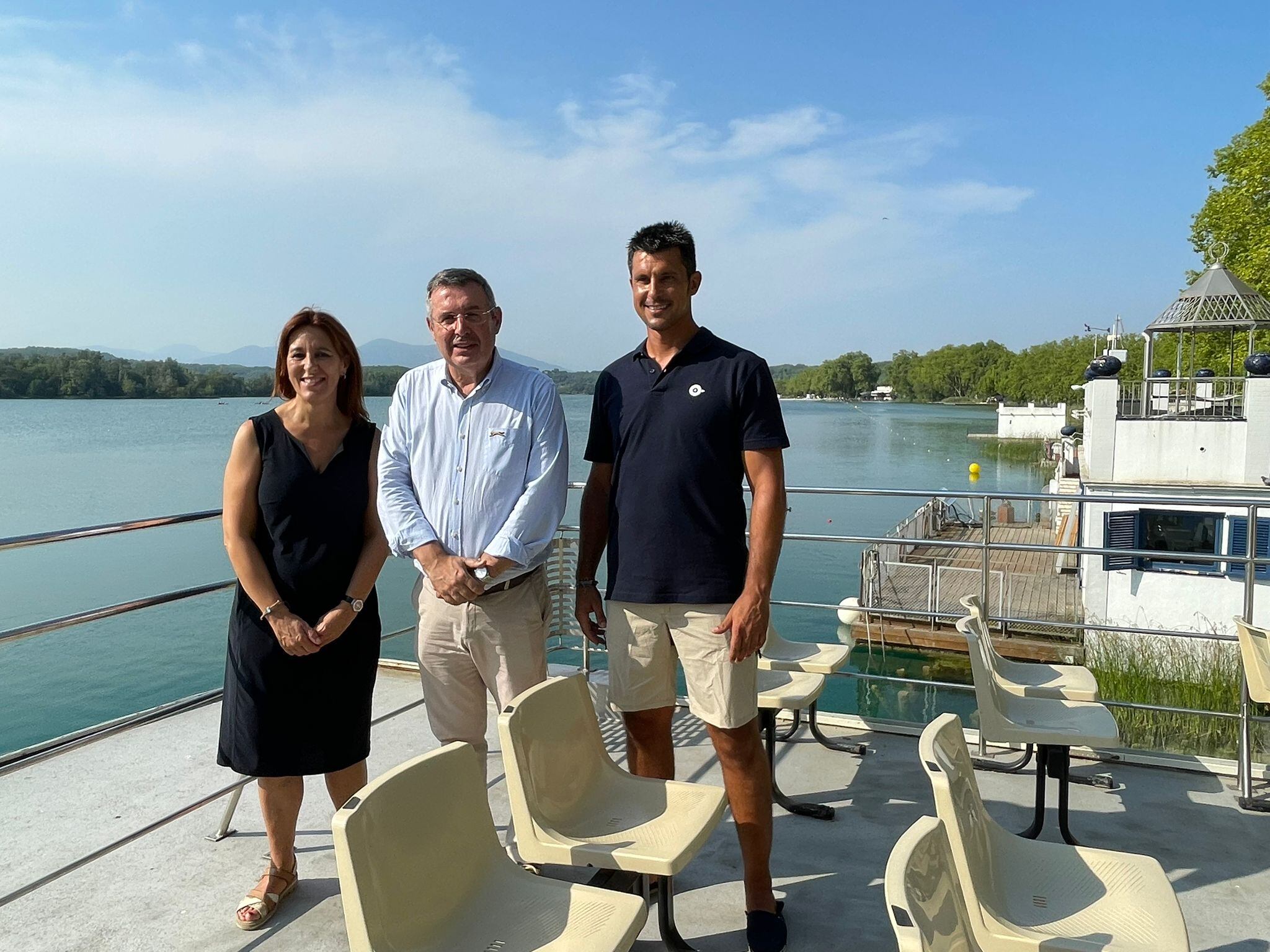 Anna Tarafa, regidora, Miquel Noguer, alcalde i Òscar Arribas, de l'empresa Las Golondrinas, a la Tirona