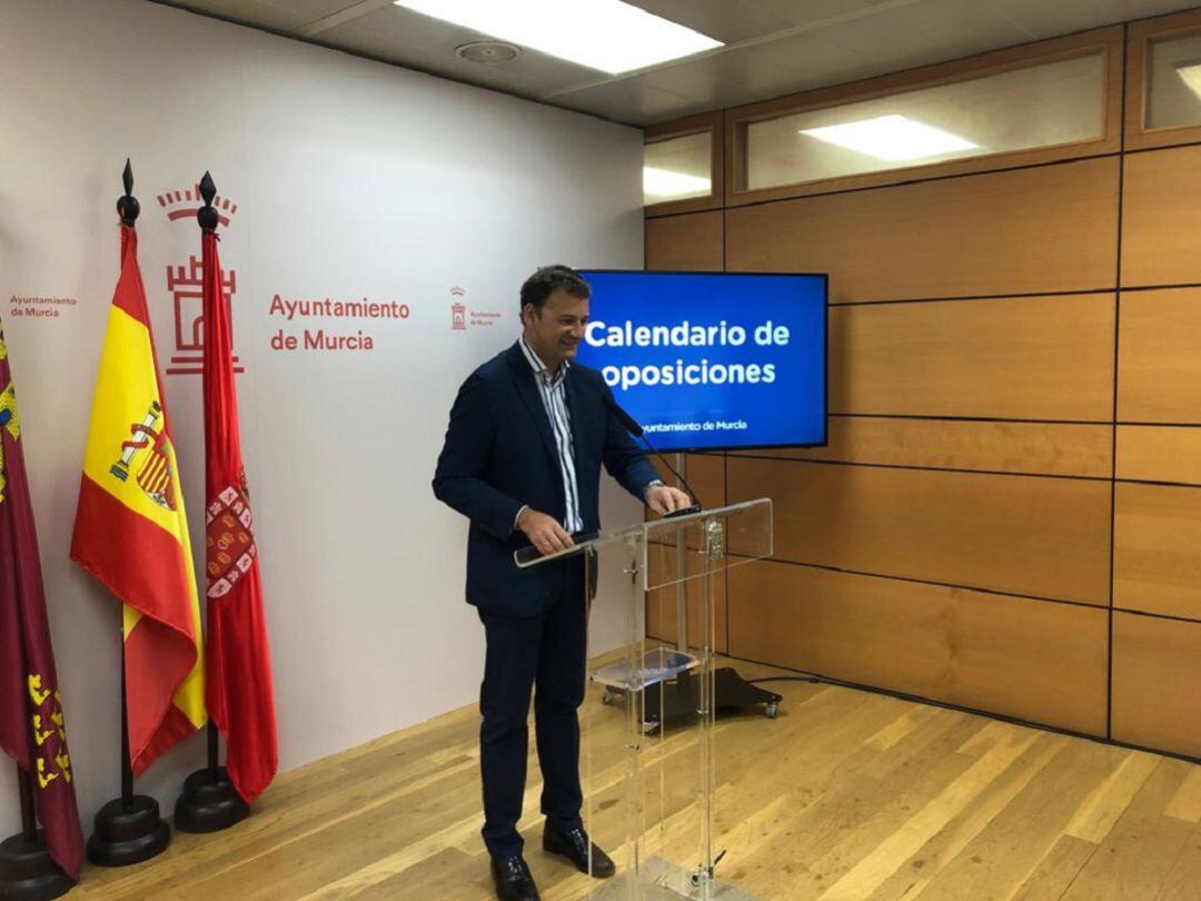 El concejal de Pedanías y Barrios, Marco Antonio Fernández, durante la presentación del calendario de oposiciones