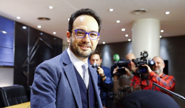 El socialista Antonio Hernando, durante una rueda de prensa este martes en el Congreso de los Diputados. 