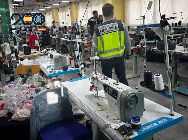 La policía desmantela un taller textil clandestino