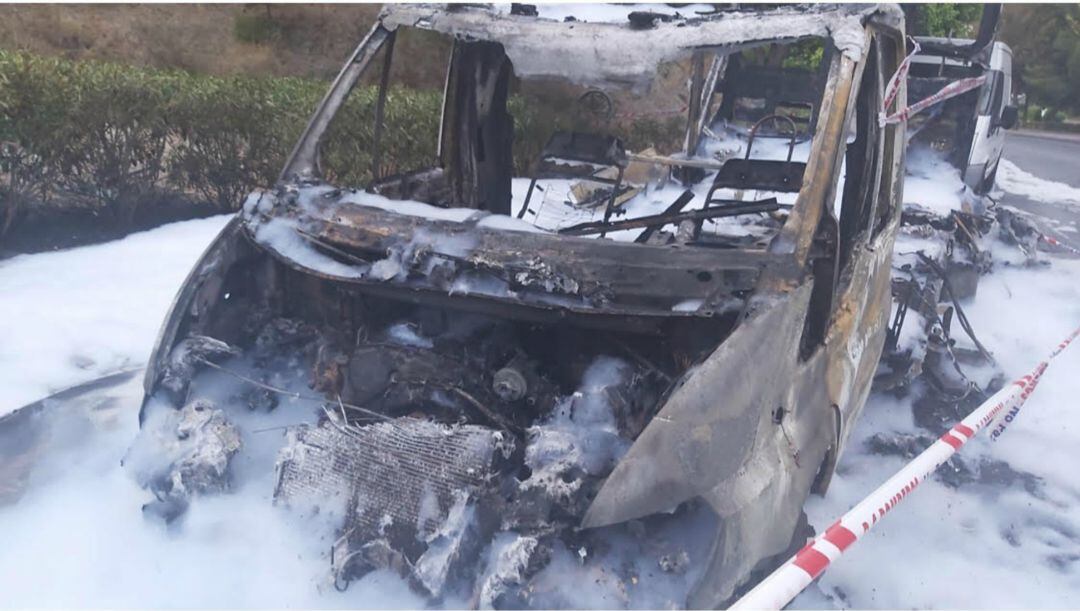El vehículo ha quedado completamente calcinado