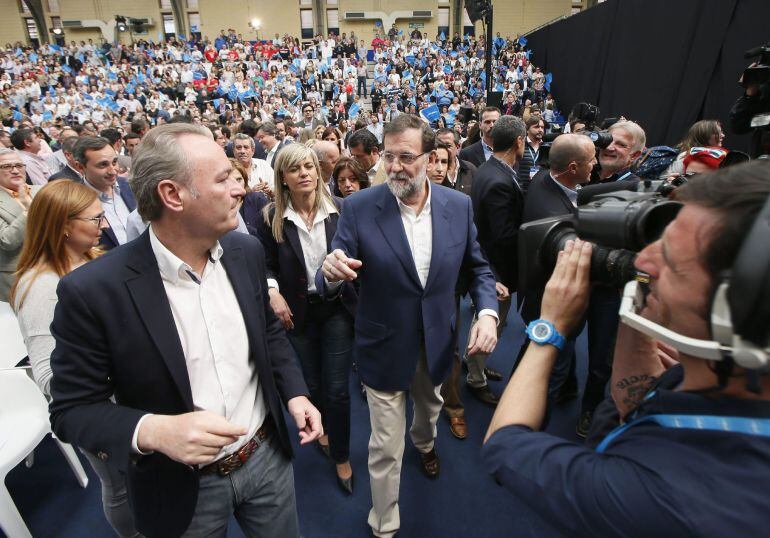 El presidente del Gobierno y del PP, Mariano Rajoy, a su llegada al acto de presentación de los candidatos populares a los Ayuntamientos de la provincia de Alicante para las elecciones de 24M