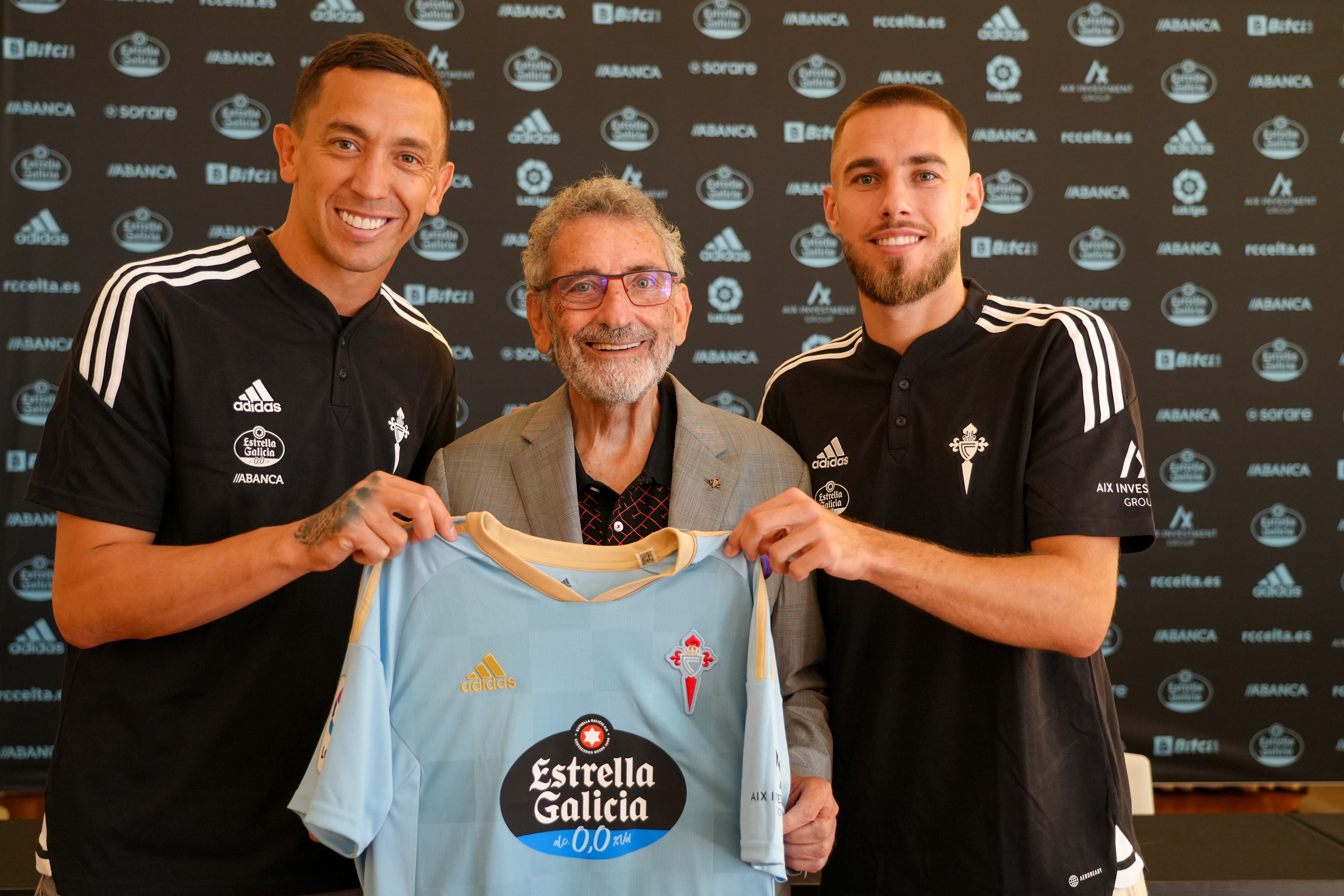 VIGO, 02/08/2022.- El presidente del Celta de Vigo, Carlos Mouriño (c), posa con los nuevos fichajes del club celeste, el portero argentino Agustín Marchesín (i) y el defensa Óscar Mingueza (d), durante su primer día en Vigo, este martes. EFE/ RC Celta SOLO USO EDITORIAL/ SOLO USO PERMITIDO PARA ILUSTRAR LA NOTICIA QUE ACOMPAÑA/ (CRÉDITO OBLIGATORIO)
