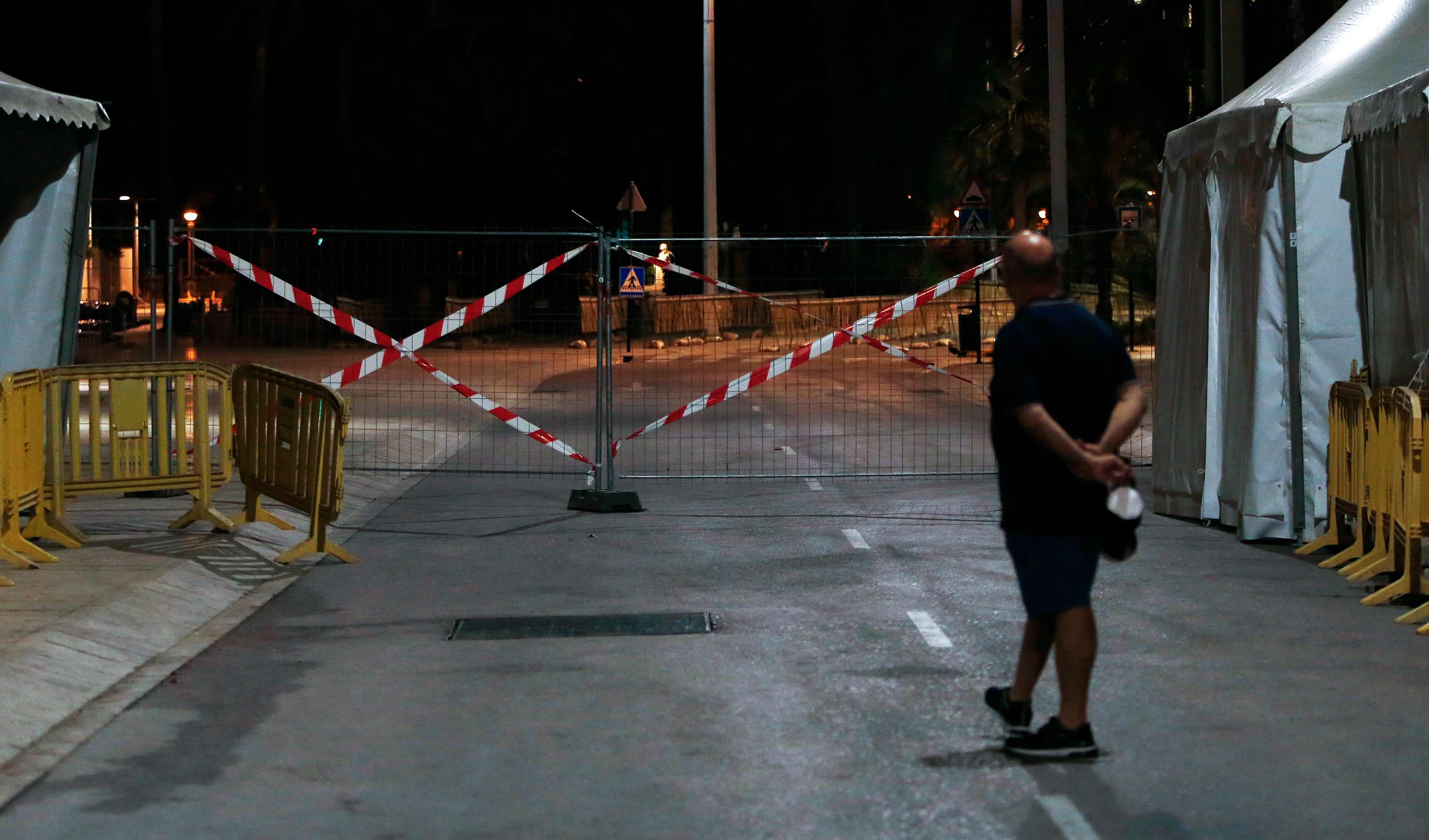 La situación climatológica "incierta y adversa" ha obligado al aplazamiento de la fiesta de la Nit de l'Albà de Elche, en la que estaba previsto disparar 6.000 kilos de pólvora y medio millar de palmeras en la hora previa a la medianoche. Un hombre mira la zona donde estaban dispuetos para el disparo unos fuegos artificiales.