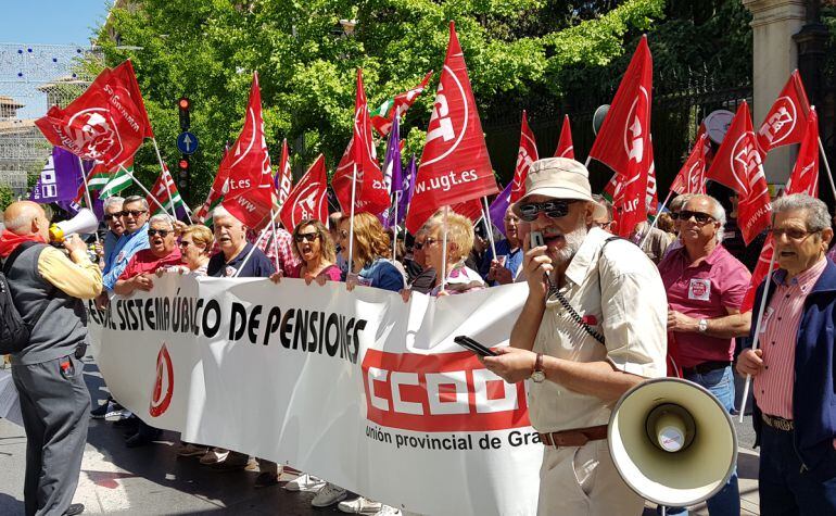 Concentración de jubilados y sindicalistas de CCOO y UGT en Granada por el futuro del sistema de pensiones