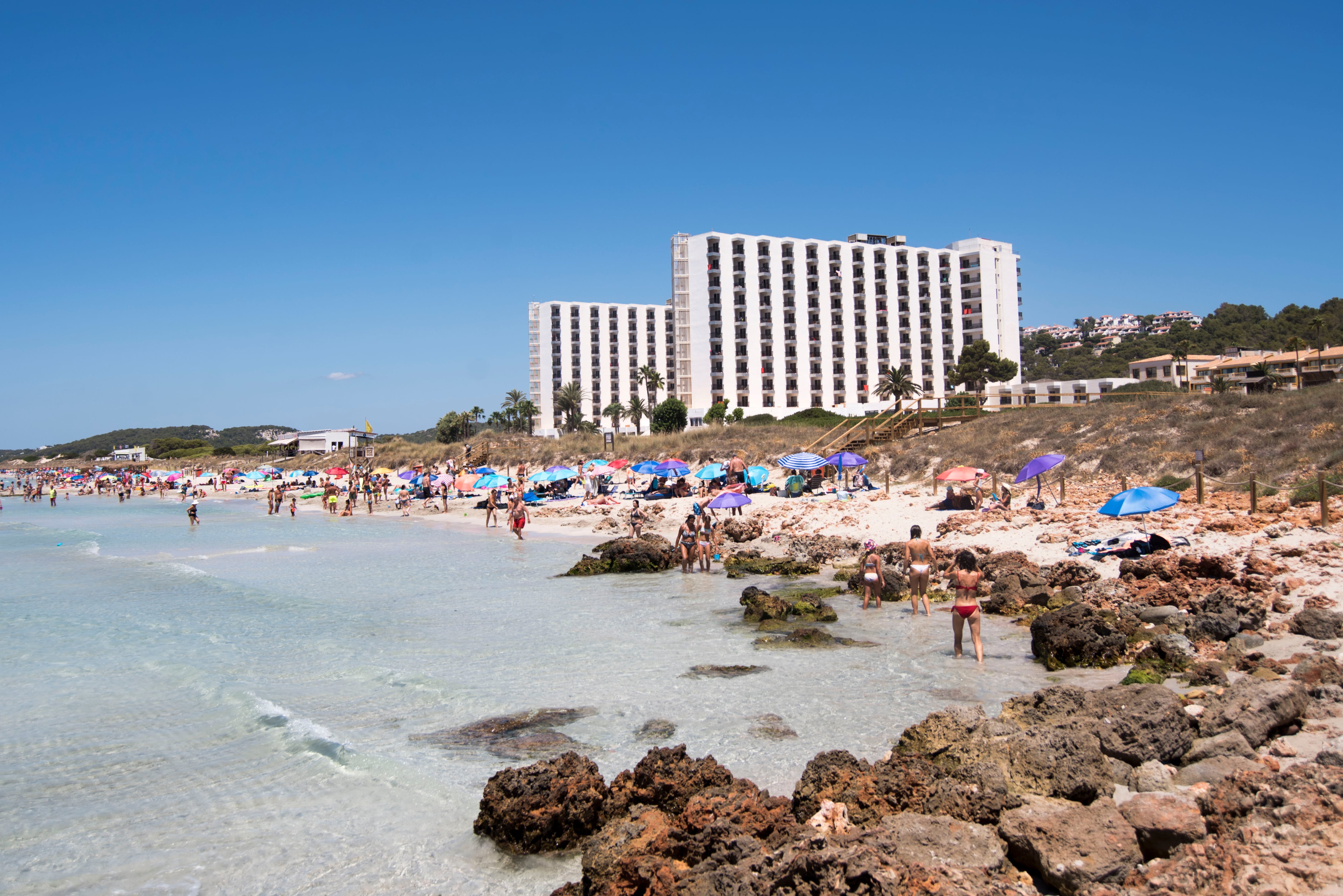 Hotel en la playa. Imagen de archivo.