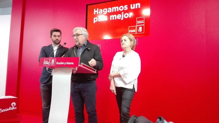 Antidio Fagúndez, José Fernández y Mar Rominguera en la rueda de prensa de presentación de las enmiendas socialistas a los Presupuestos Generales del Estado 