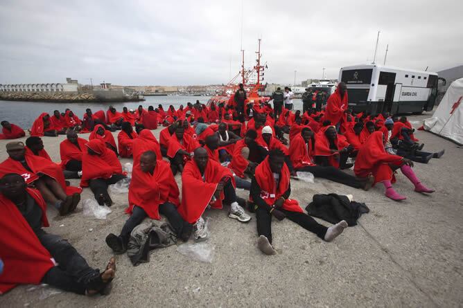 Algunos los 267 inmigrantes, en su mayoría subsaharianos, rescatados y trasladados al puerto de Tarifa por Salvamento Marítimo