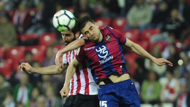 Sergio Postigo despeja un balón ante Raúl García