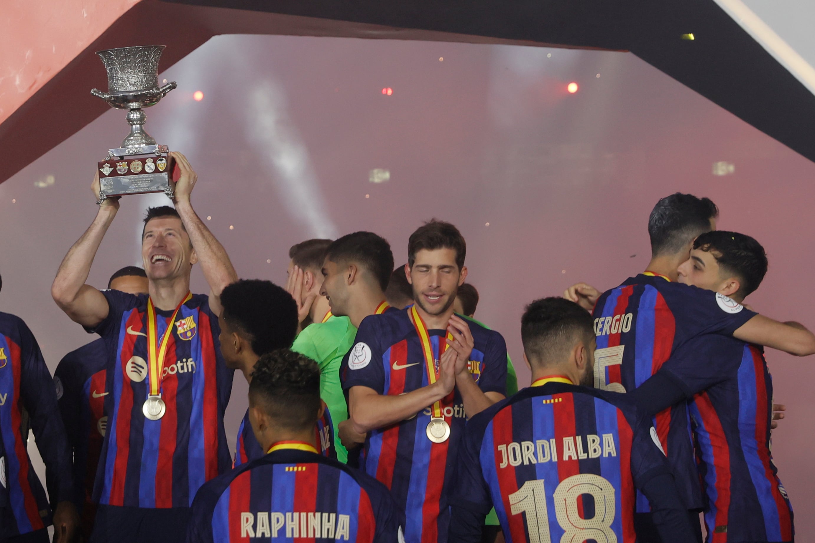 Robert Lewandowski celebra la victoria tras la final de la Supercopa de España 2023 entre el Real Madrid y FC Barcelona. EFE/ Juan Carlos Cárdenas