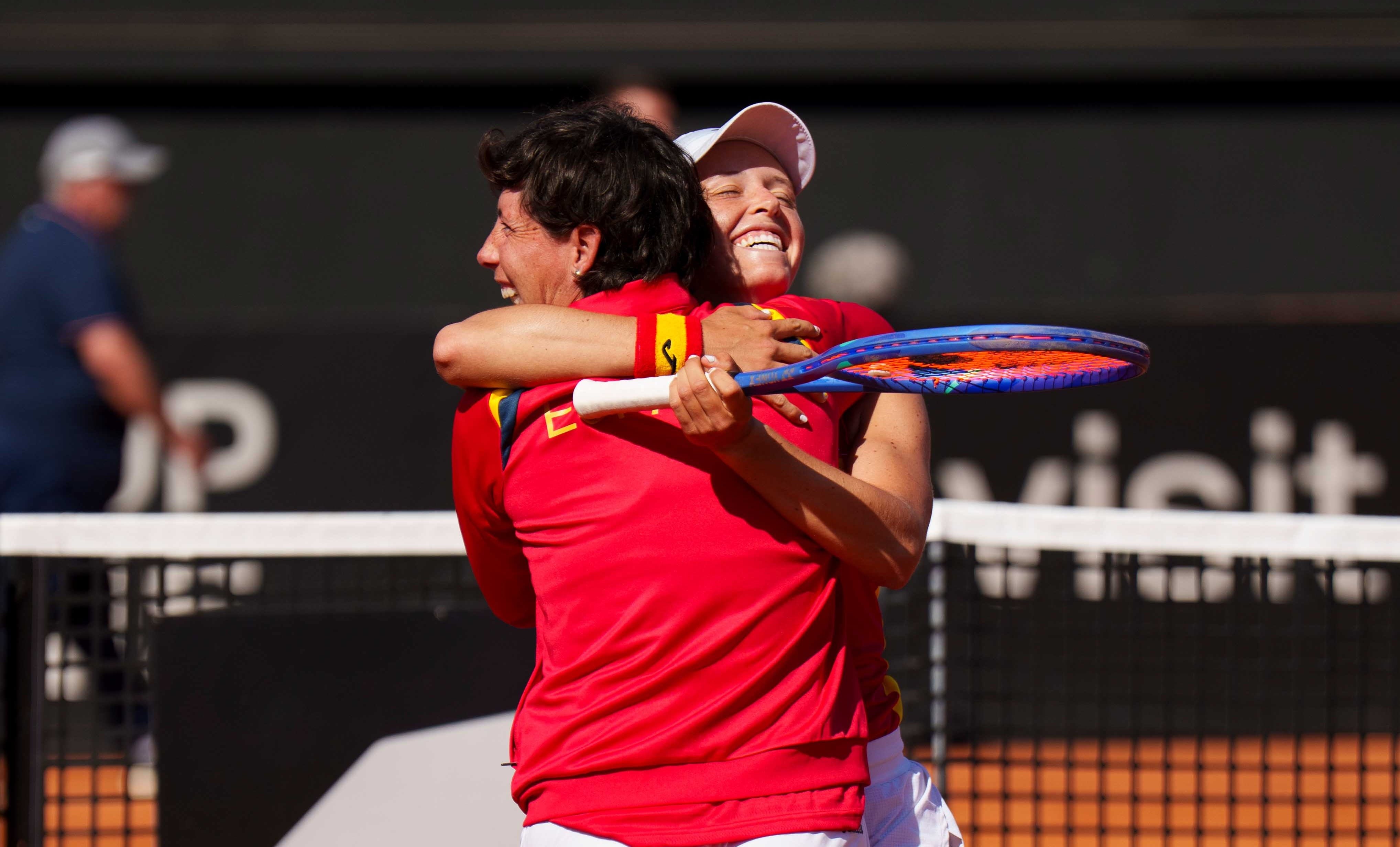 Abrazo entre Carla Suárez y Kaitlin Quevedo tras el pase de España a la fase final de la BJKC