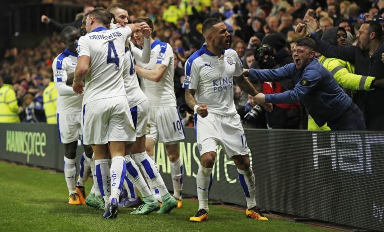 Los jugadores del Leicester City celebran el tanto de Mahrez al Watford.