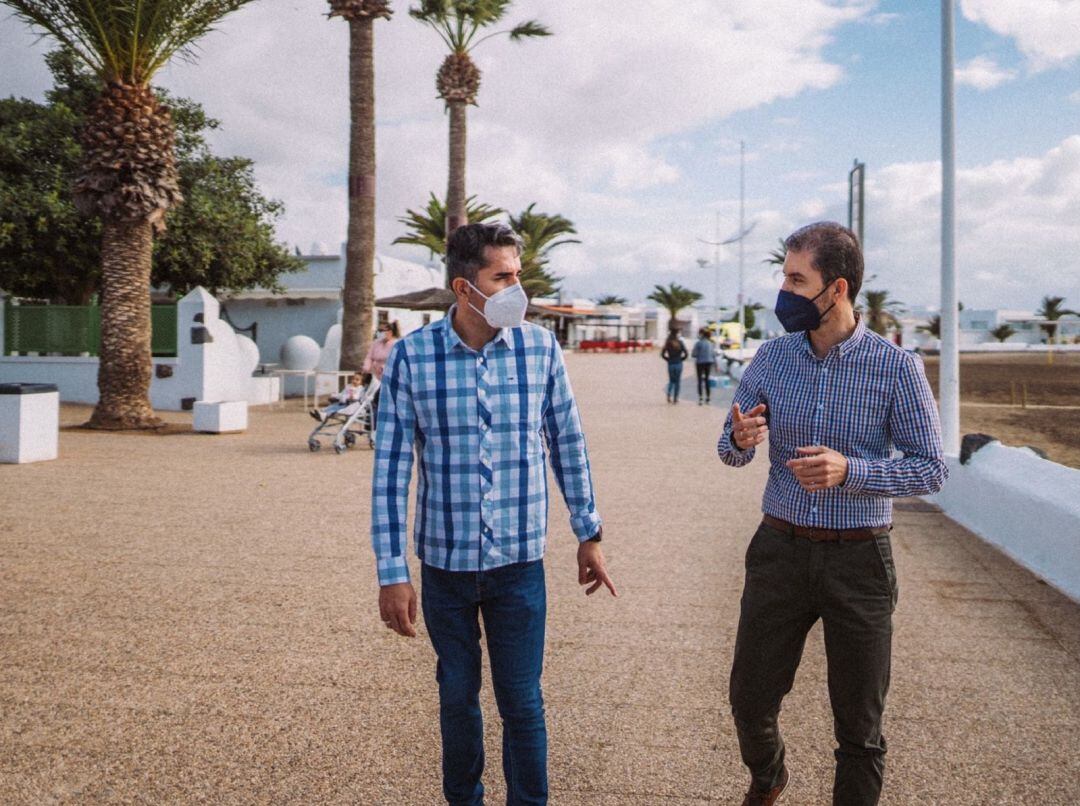 Los concejales del PP en el Ayuntamiento de San Bartolomé, Sergio Tejera y Lorenzo Reyes, en el paseo de Playa Honda.