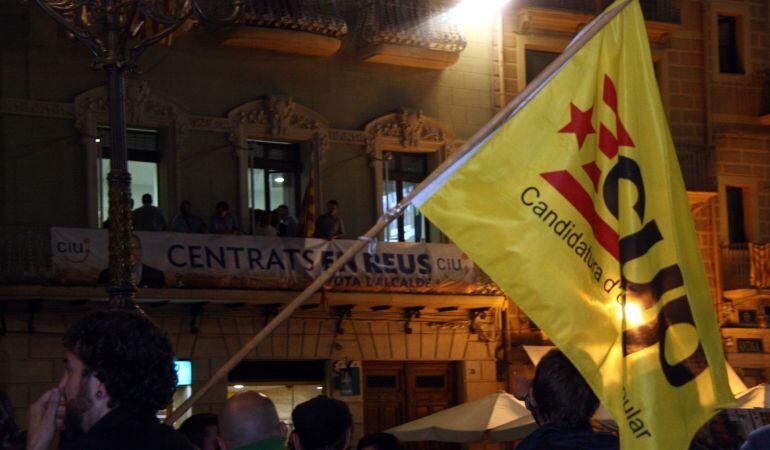Bandera de la CUP onejant a la plaça del Mercadal durant la nit electoral.