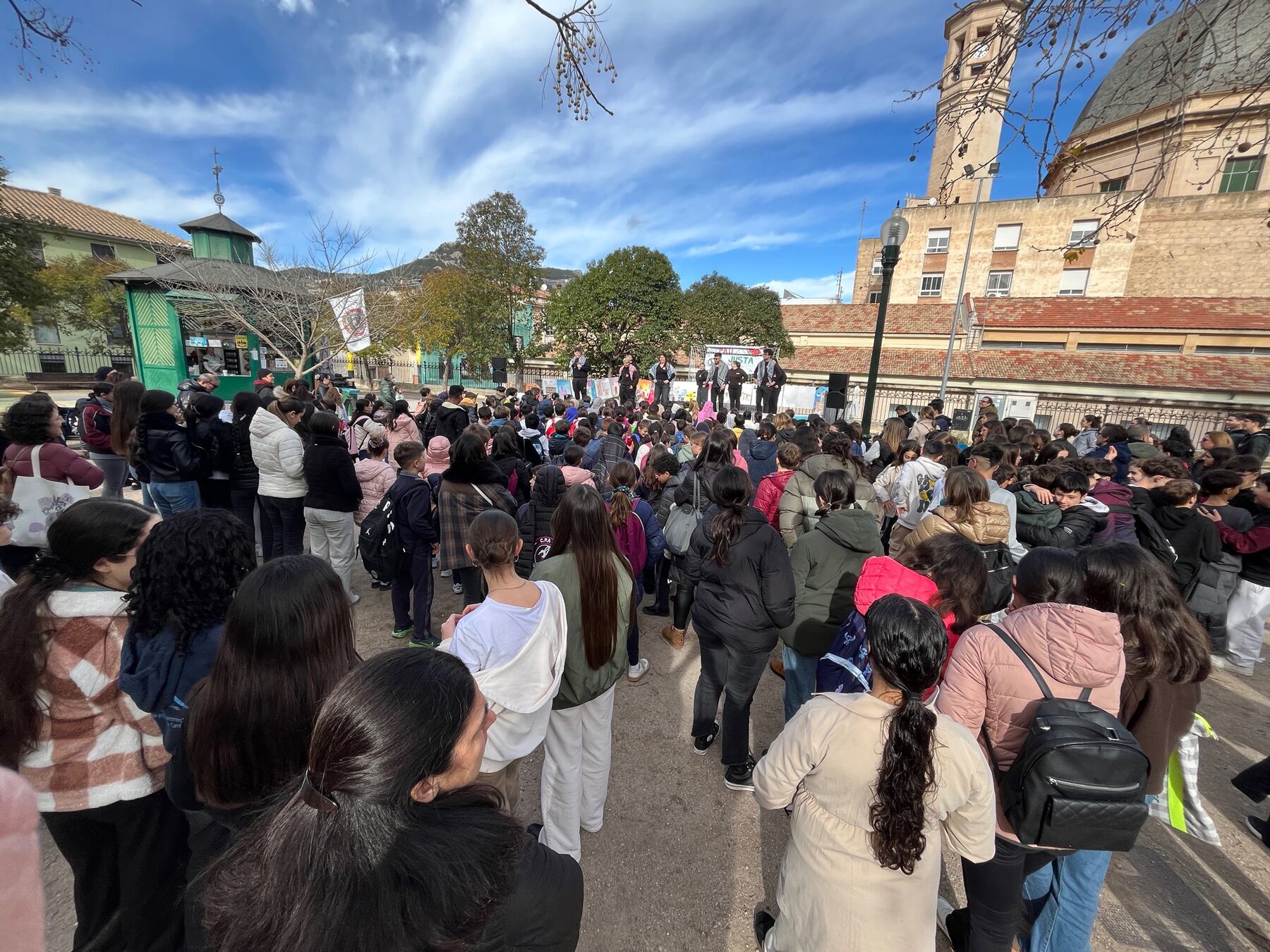 Alumnos de distintos centros escolares en la Glorieta