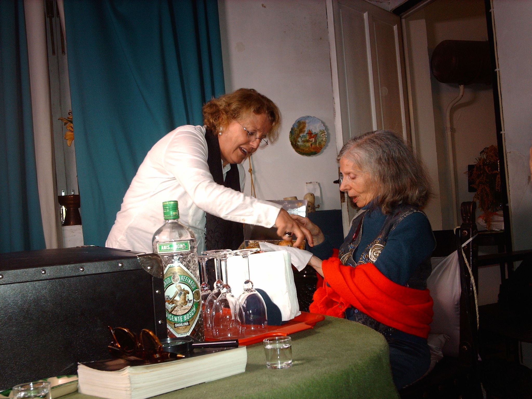 Isabel Martínez Reverte y Marta Osorio en el documental &#039;La maleta de Penón&#039;