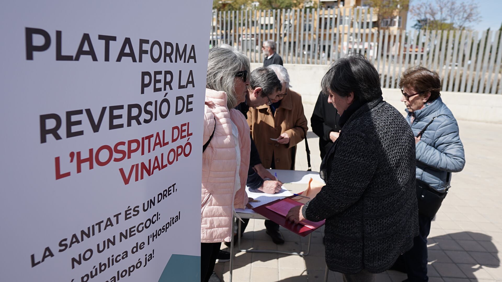 La Plataforma por la reversión del Vinalopó recoge firmas a las puertas del centro sanitario de Aspe