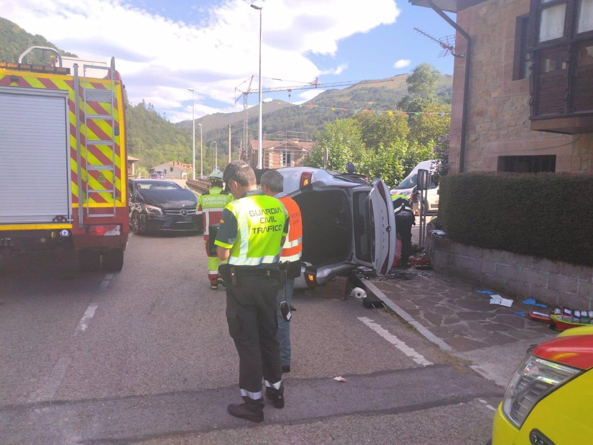 Accidente entre dos coches en Cosío (Rionansa) - 112 CANTABRIA