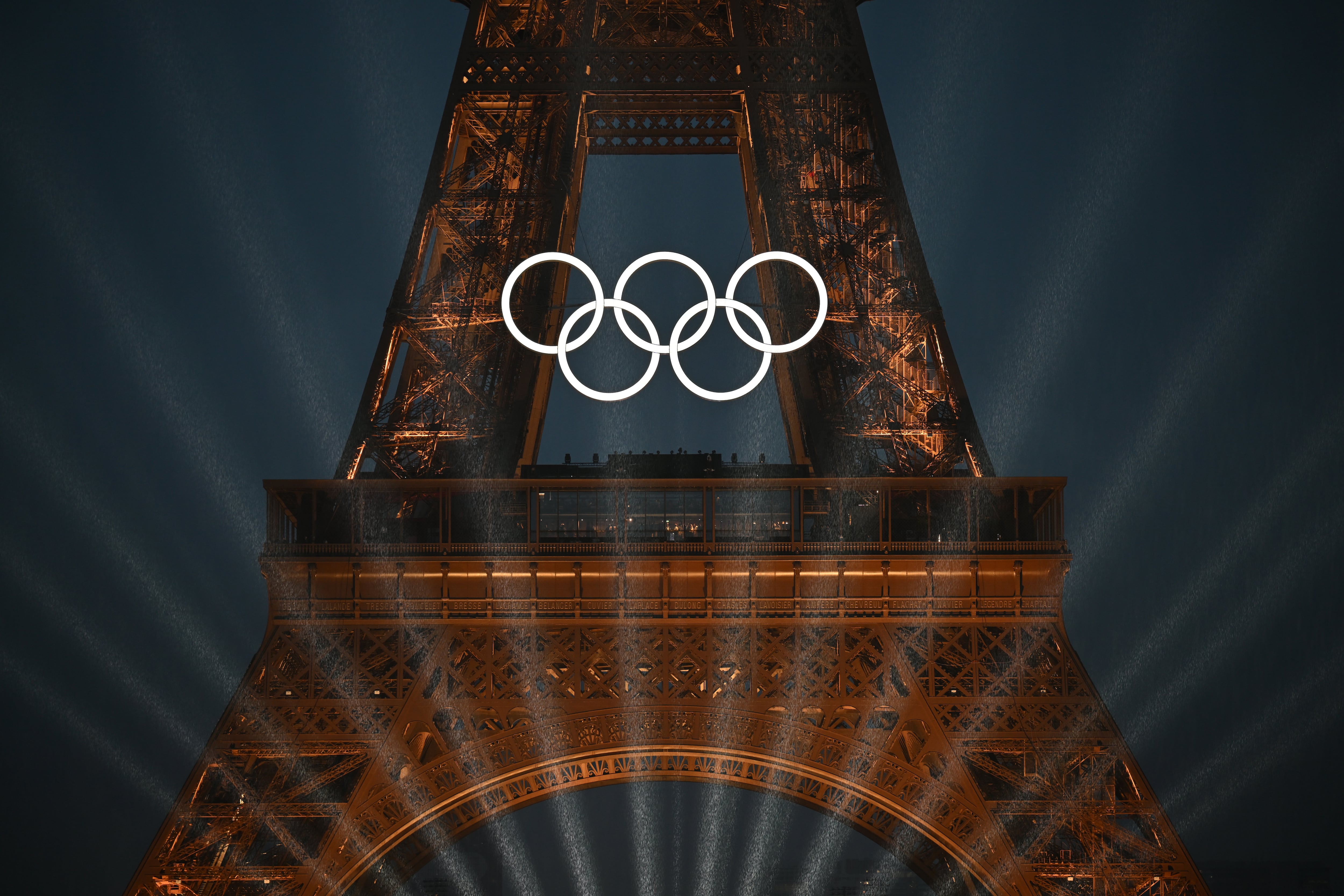 Vista de los aros olímpicos en la Torre Eiffel durante la ceremonia de inauguración de los Juegos Olímpicos de París 2024, este viernes en la capital francesa. EFE/Joel Marklund POOL