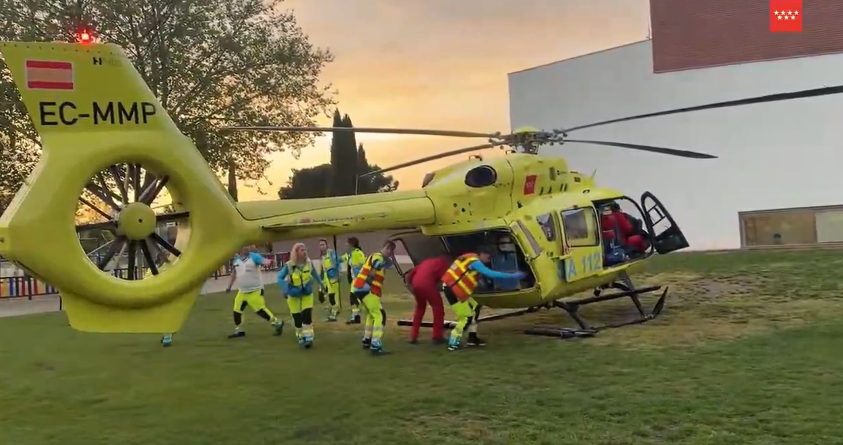El helicóptero del SUMMA112 durante el traslado del menor a un hospital, este jueves.