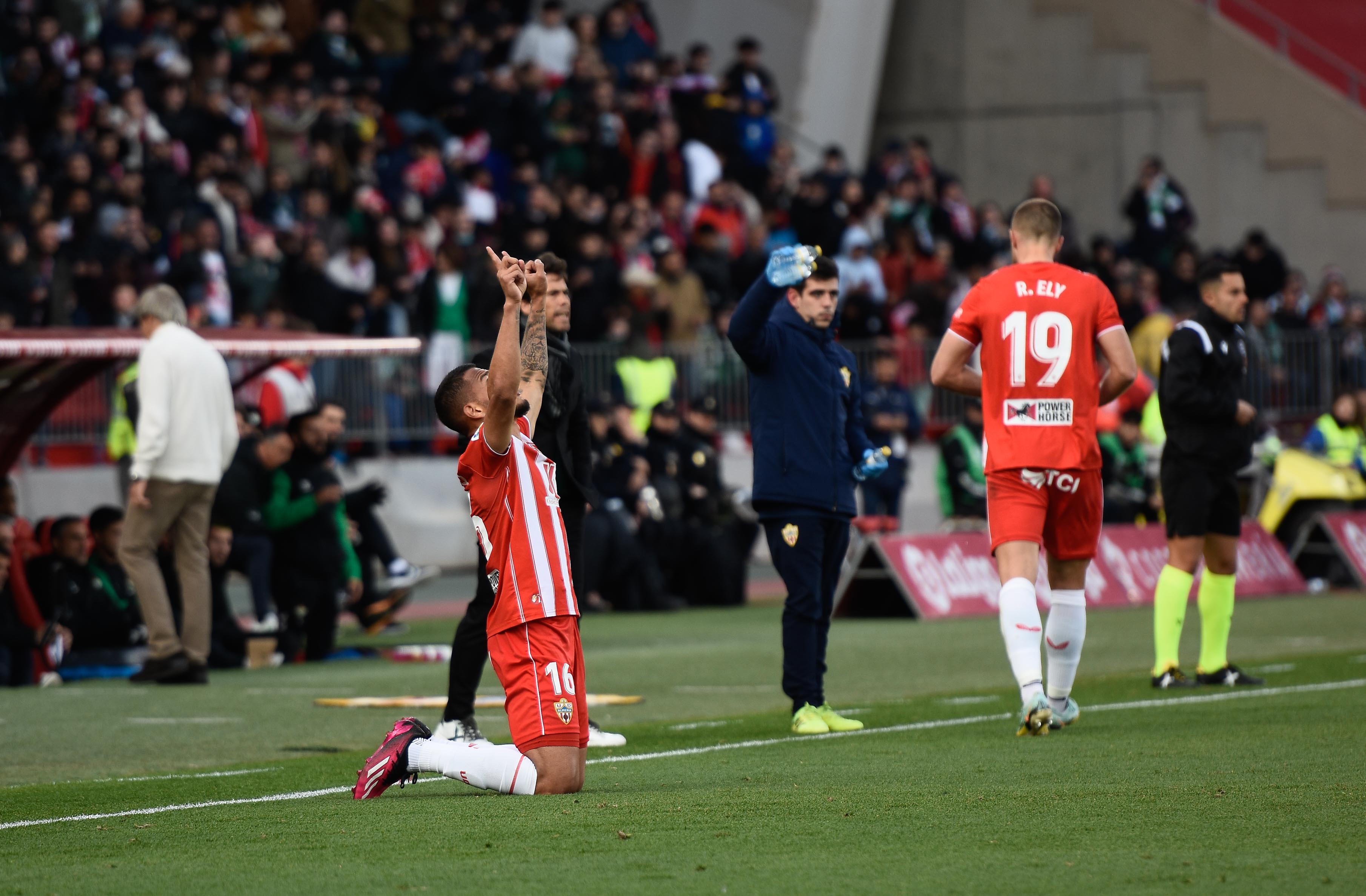 Luis Suárez celebra su gol al Betis en el Estadio de los Juegos Mediterráneos.