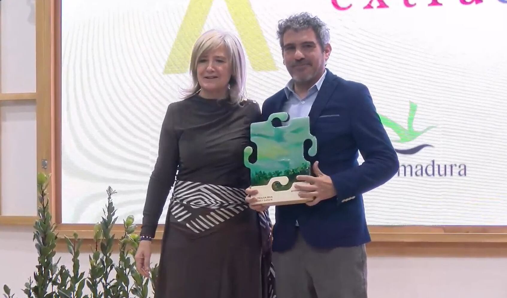 Momento de entrega de uno de los premios a la excelencia turística de Extremadura