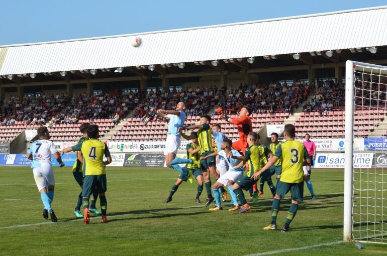 Cardeñosa, saltando en el centro de la imagen, en el partido del pasado domingo