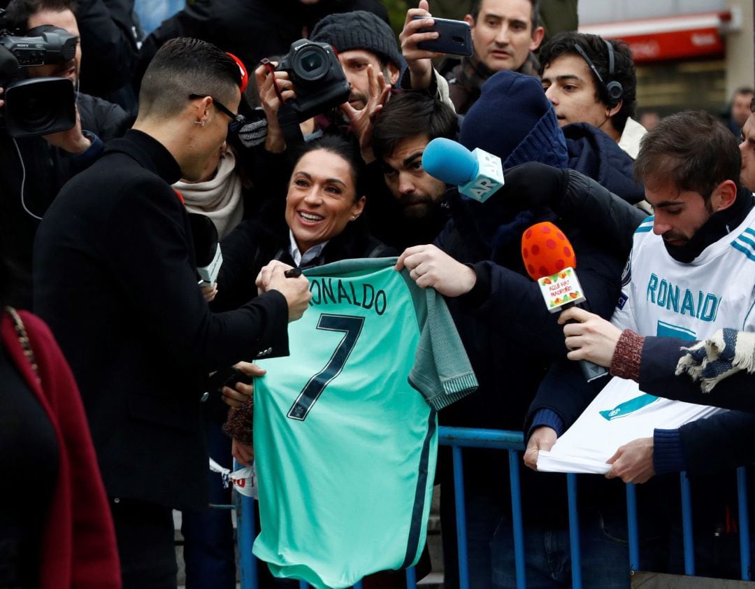 Ronaldo firma un autógrafo a una seguidora.