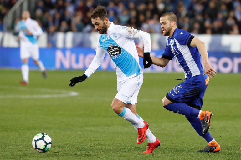El centrocampista del Deportivo de la Coruña Adrián López se escapa de, Laguardia, defensa del Alavés.