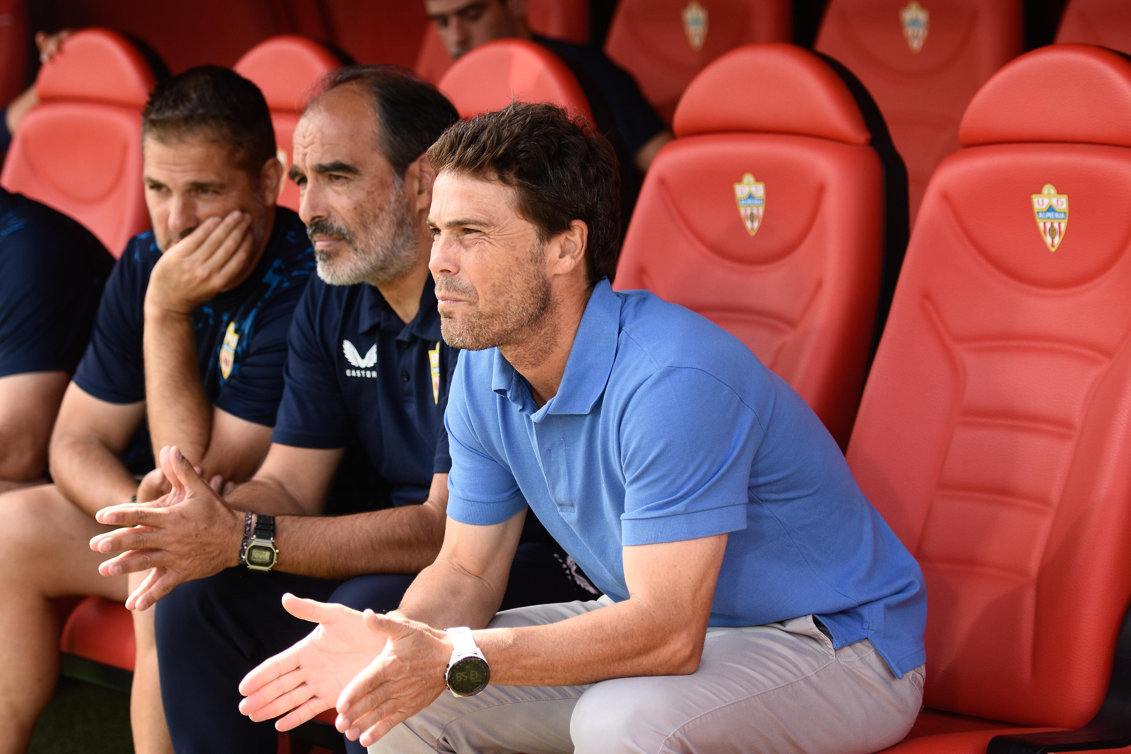 Rubi en el banquillo en el Almería-Rayo.