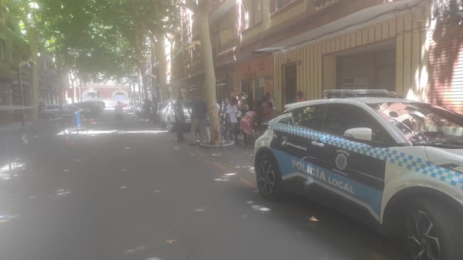 Los vecinos han sido atendidos por la concejala de Bienestar Social este mediodia