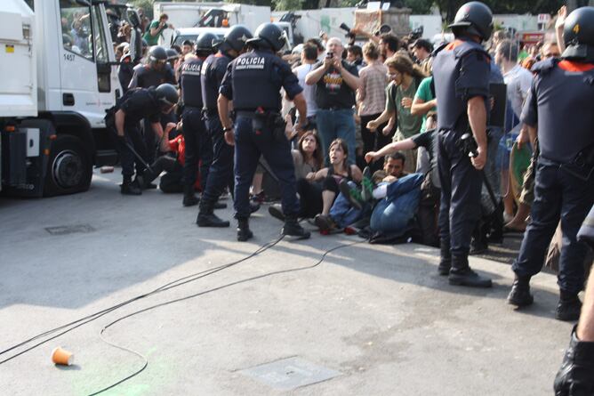 Els Mossos irrompen a la Plaça de Catalunya