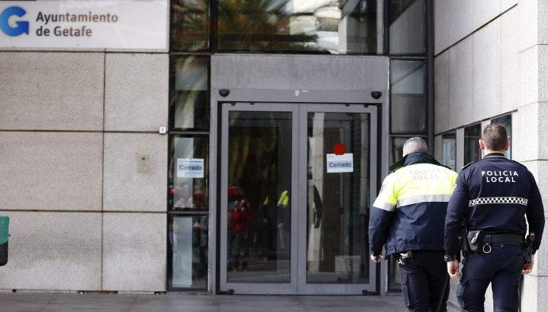 Agentes de Policía registrando el Ayuntamiento de Getafe