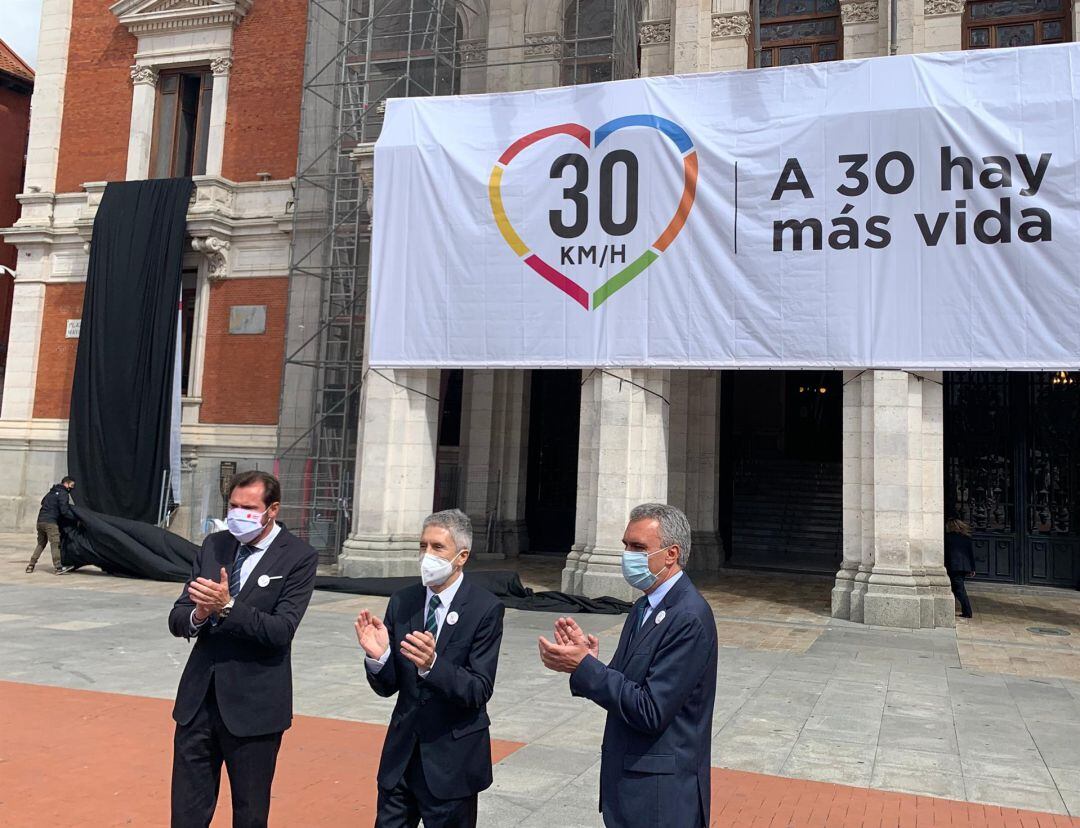 El ministro Grande Marlaska (centro) en su visita a Valladolid